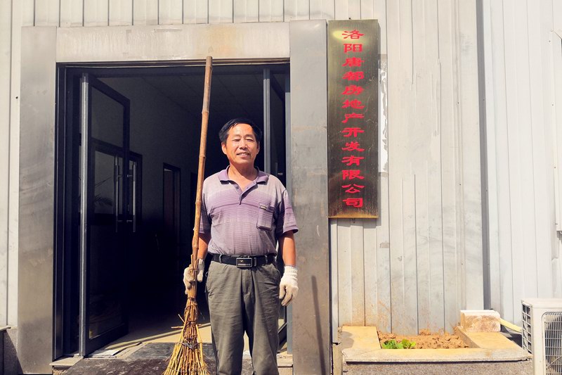 用汗水梳洗着园区的容貌
